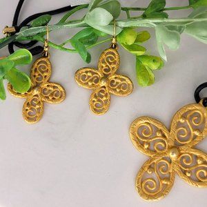 𝅺Gold Tone Drop Earrings and Choker Style Necklace on Leather Cord (Cross)